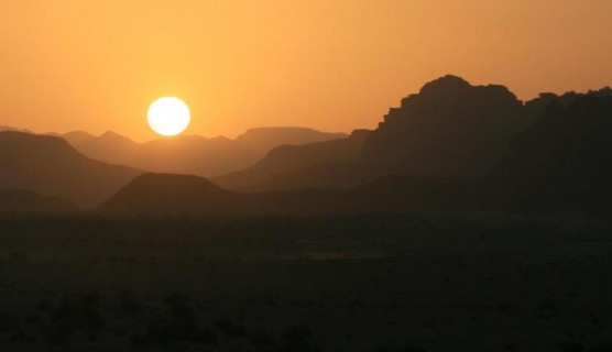 غروب الشمس على وادي رم في الأردن